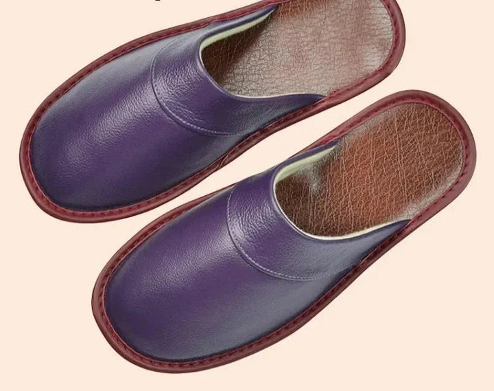 Paar comfortabele heren instap pantoffels, ideaal als huis schoenen of relax schoeisel voor thuis.