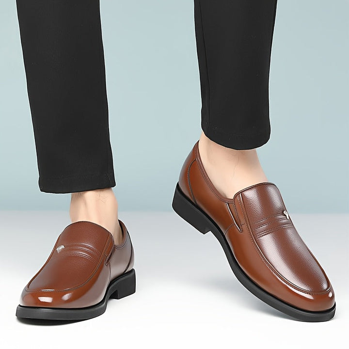 Detail van het hoogwaardige materiaal van de Mason heren instappers. Elegante en duurzame loafers.