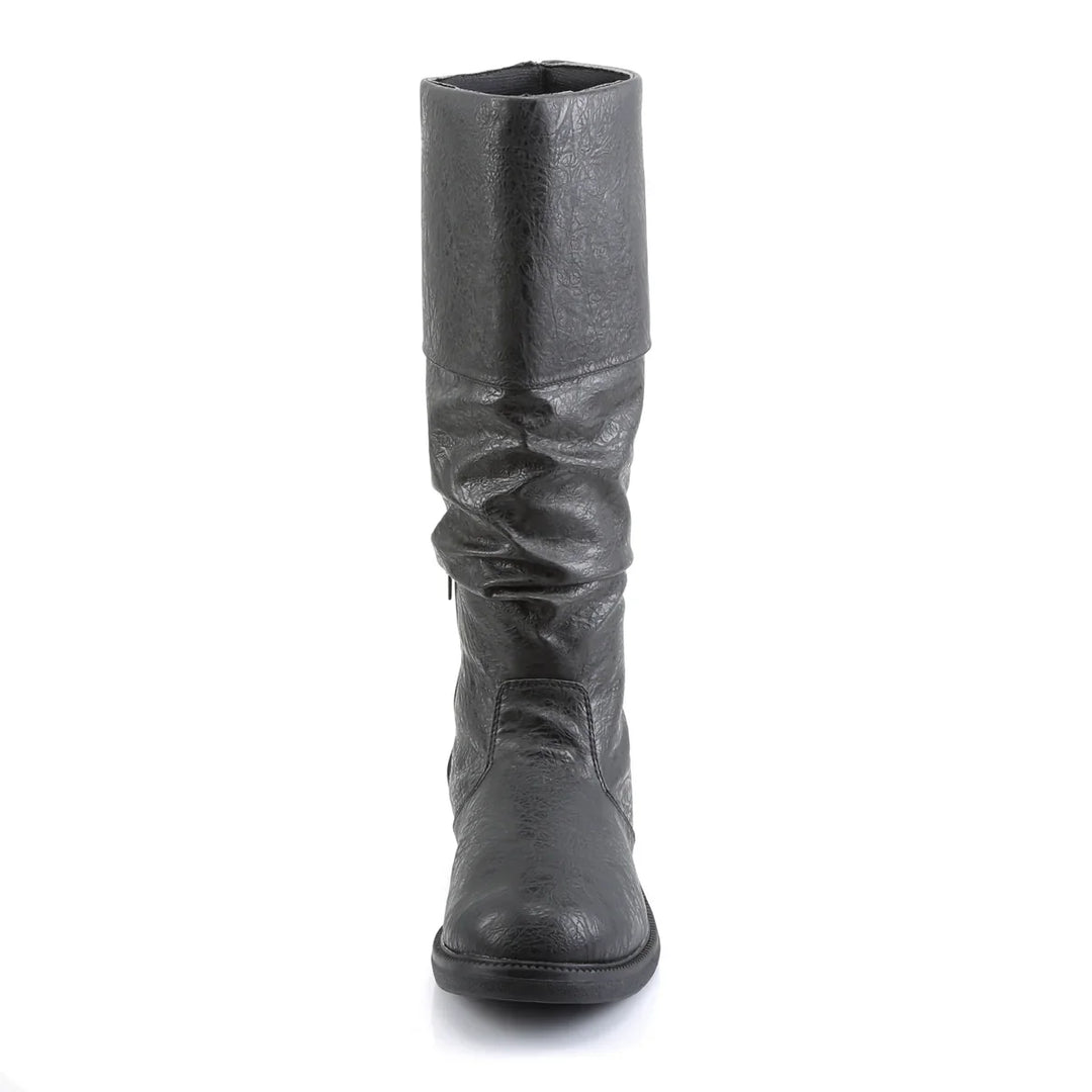 Gedetailleerde close-up van heren hoge laarzen met denimprint. Trendy en robuuste cowboylaarzen.