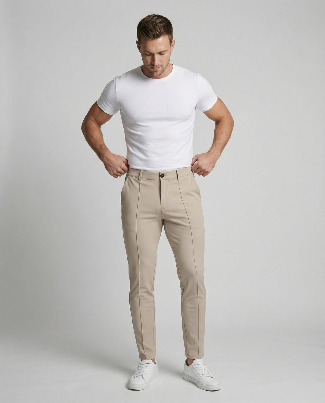 Beige slim fit heren chino, ideaal voor kantoor of vrije tijd. Een veelzijdige en comfortabele herenbroek.
