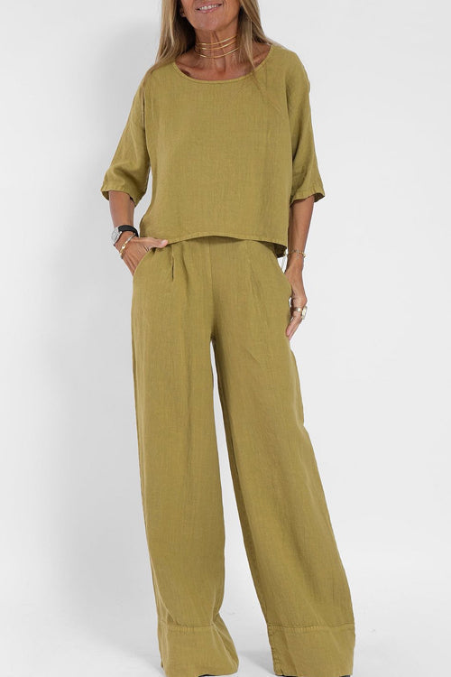 Luchtige tweedelige damesset met wijde broek. Comfortabele zomerkleding voor vrouwen met een relaxte pasvorm.
