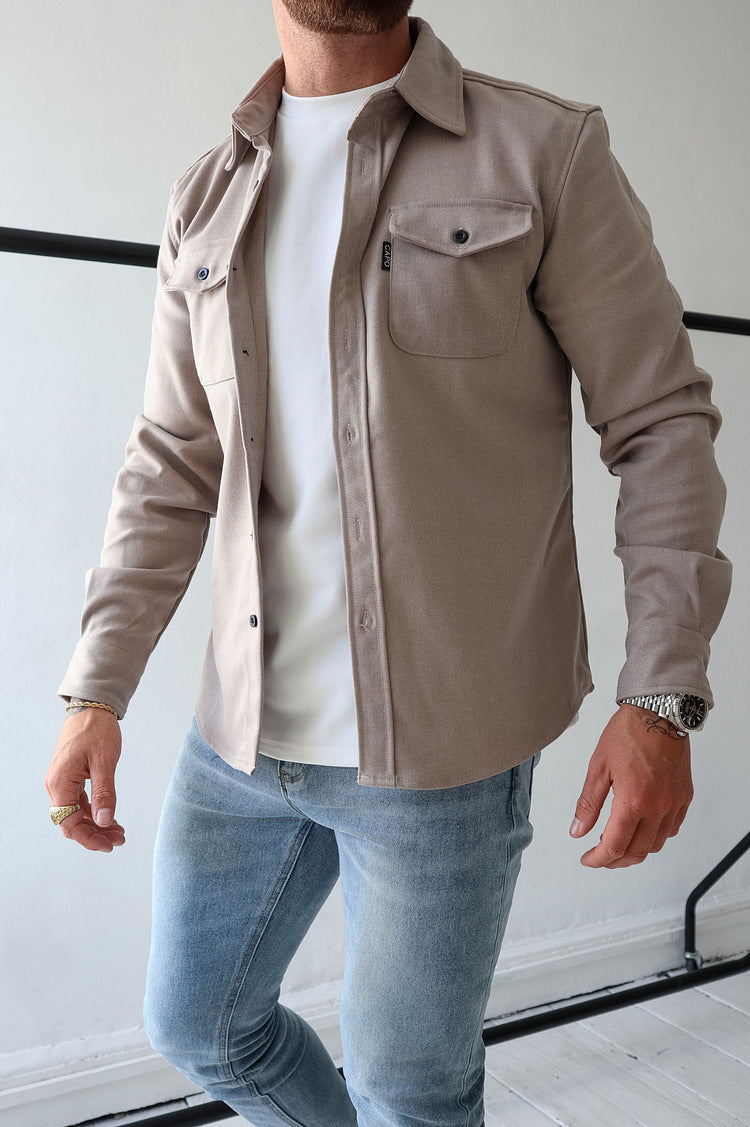Heren overhemd met een relaxte, casual pasvorm, geschikt als stijlvolle bovenkleding voor lente en zomer.