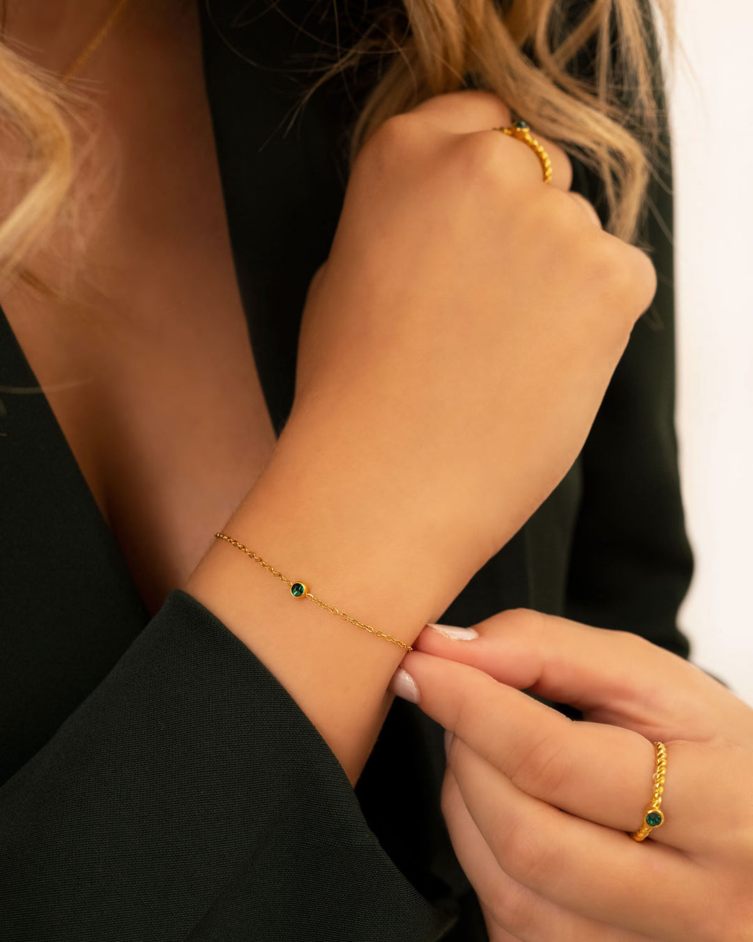Gouden armband met ronde edelsteen, verpakt als persoonlijk cadeau; perfect voor haar.