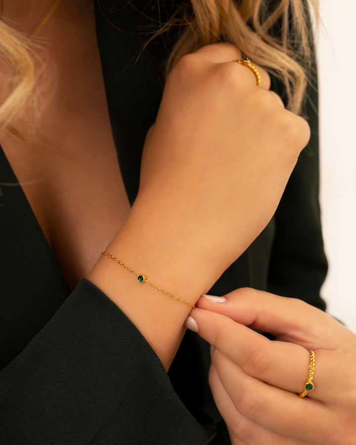 Gouden armband met ronde edelsteen, verpakt als persoonlijk cadeau; perfect voor haar.