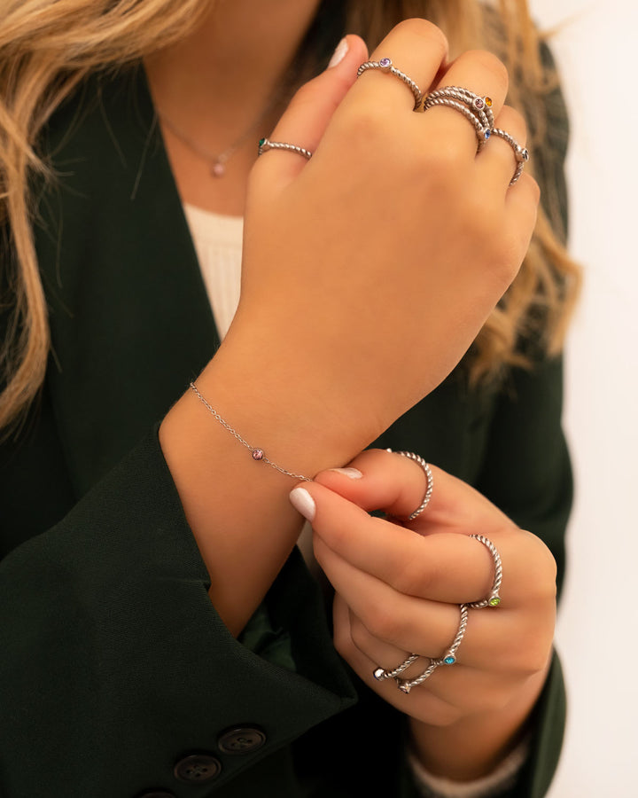 Gouden geboortesteen armband om damespols, elegant, comfortabel en verstelbaar sieraad.