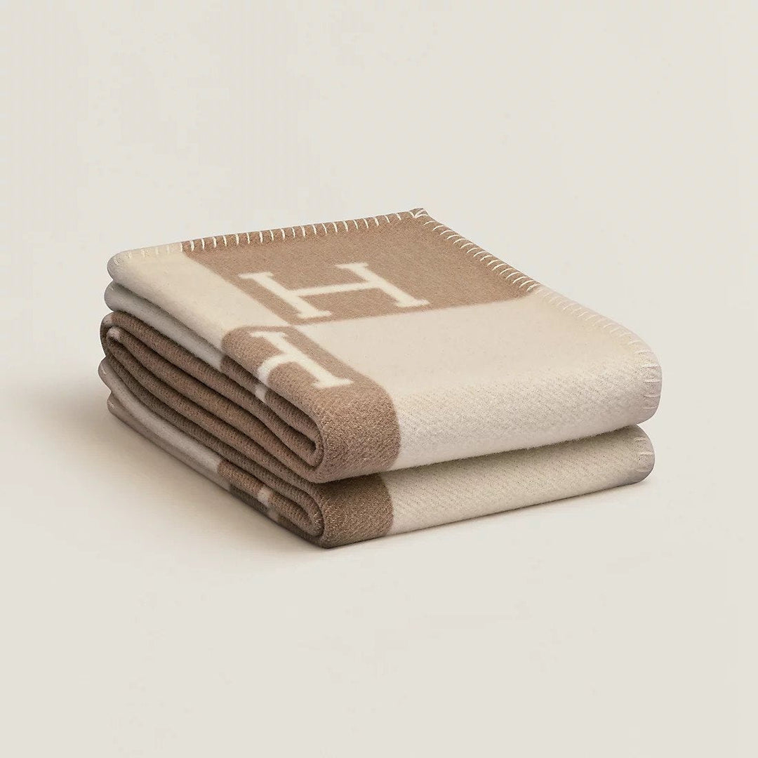 Grote kasjmier-wol deken, ideaal als plaid voor extra warmte en stijl op de bank.