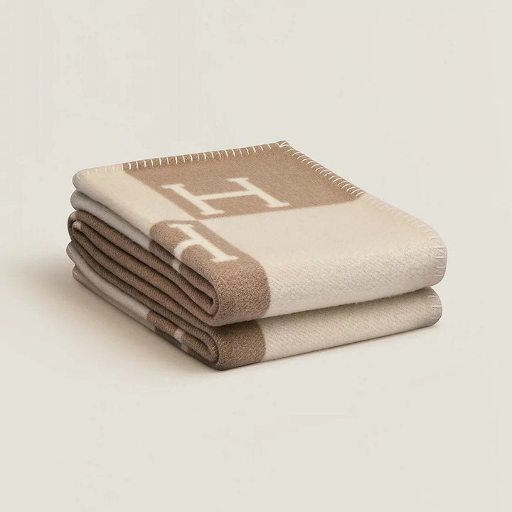 Grote kasjmier-wol deken, ideaal als plaid voor extra warmte en stijl op de bank.