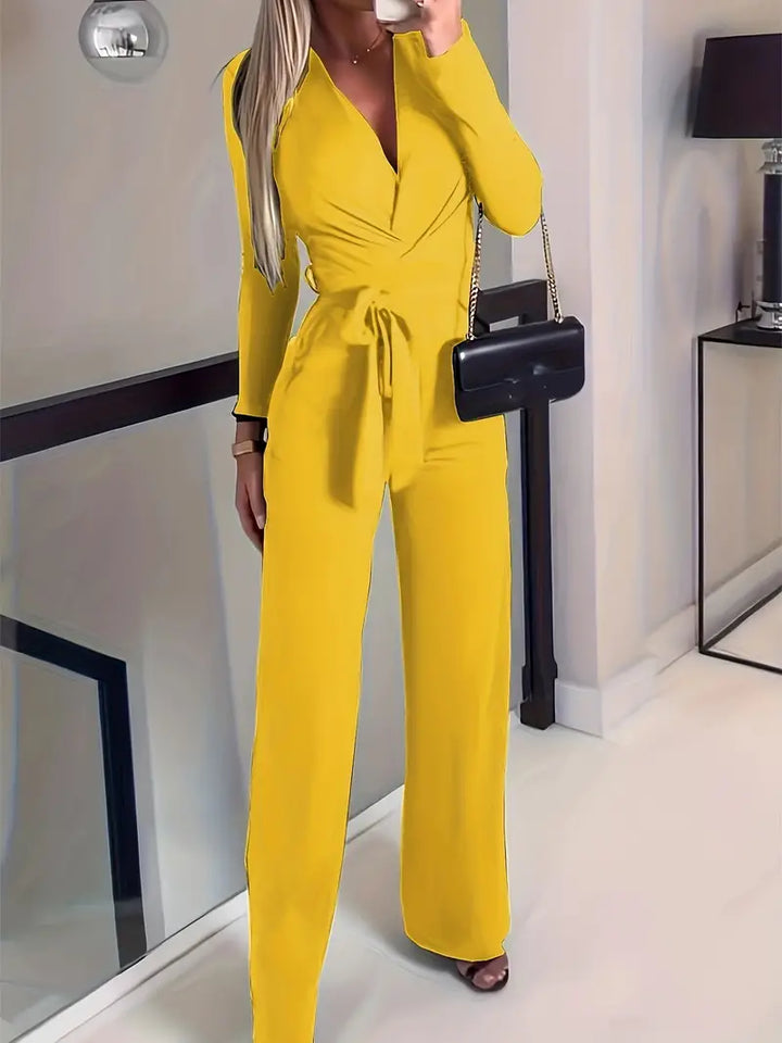 Chique lente jumpsuit voor dames, met wijde pijpen, V-hals en bijpassende riem. Perfecte feestelijke outfit.