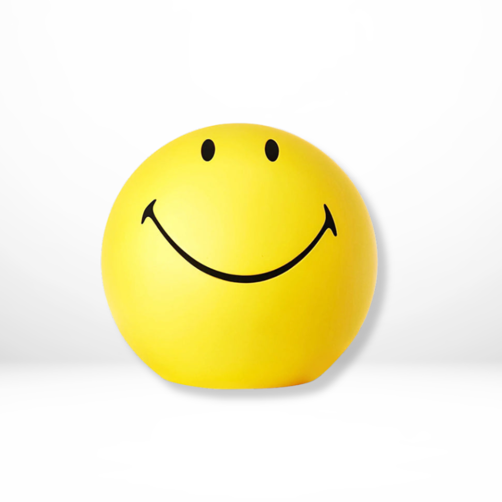 Gele dimbare LED tafellamp met vrolijke smiley, ideaal als nachtlampje of sfeerverlichting in kinderkamer.