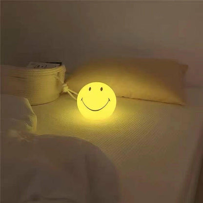 Gele dimbare LED smiley tafellamp voor kinderkamer decoratie, vrolijk ontwerp met warme verlichting voor gezellige sfeer.