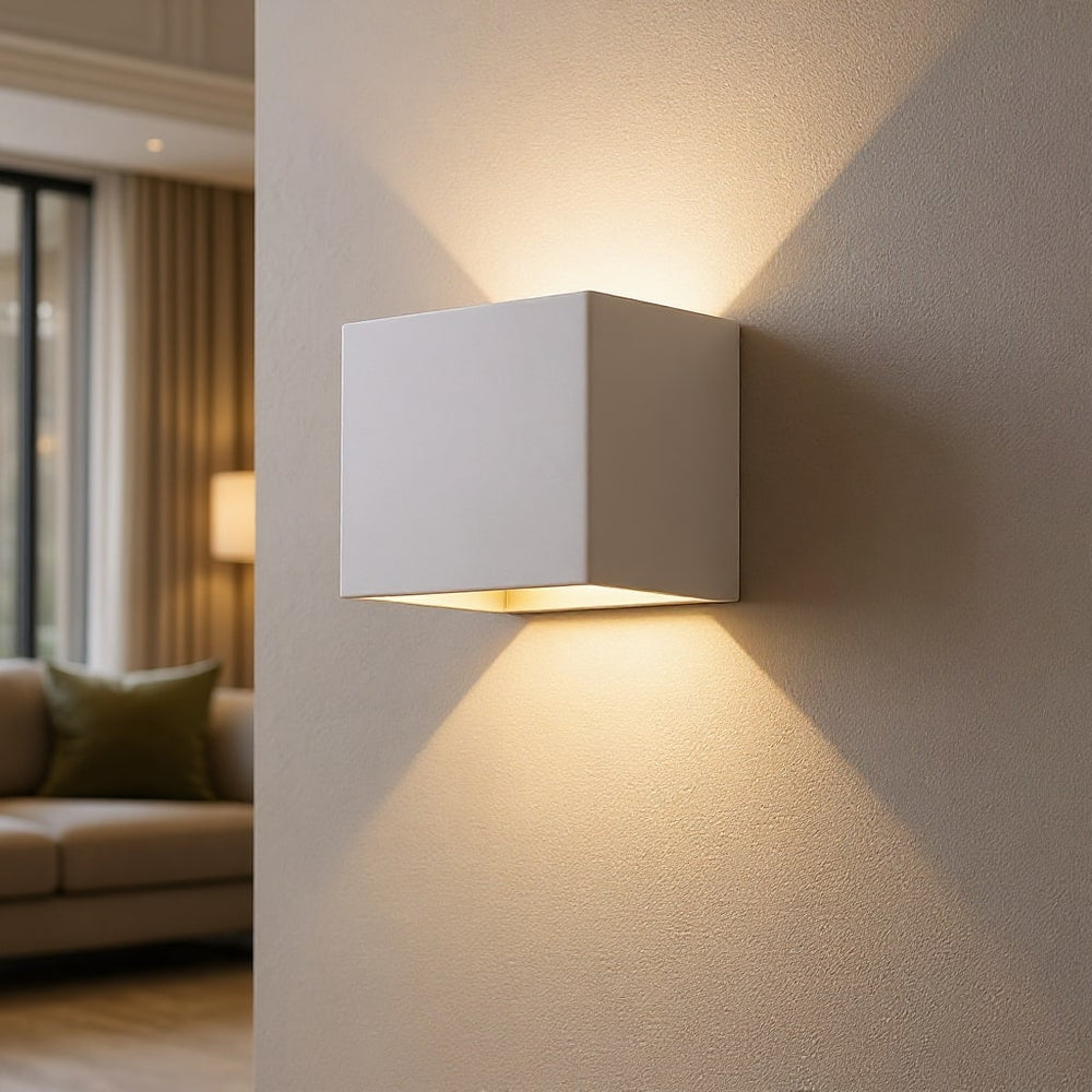 Moderne draadloze LED wandlamp met ingebouwde sensor, perfect voor hal, trap of tuin. Oplaadbaar via USB.