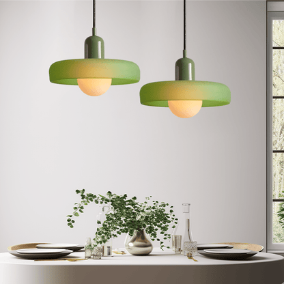 "Geometrische Bauhaus plafondlamp van glas in levendige kleuren, artistiek design voor moderne interieurs."