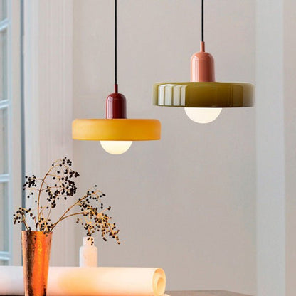 "Geometrische Bauhaus plafondlamp van glas in levendige kleuren, artistiek design voor moderne interieurs."