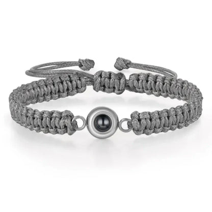 "Gepersonaliseerde foto projectie armband in zwart, unieke sieraden met verstelbaar ontwerp voor persoonlijke herinneringen."