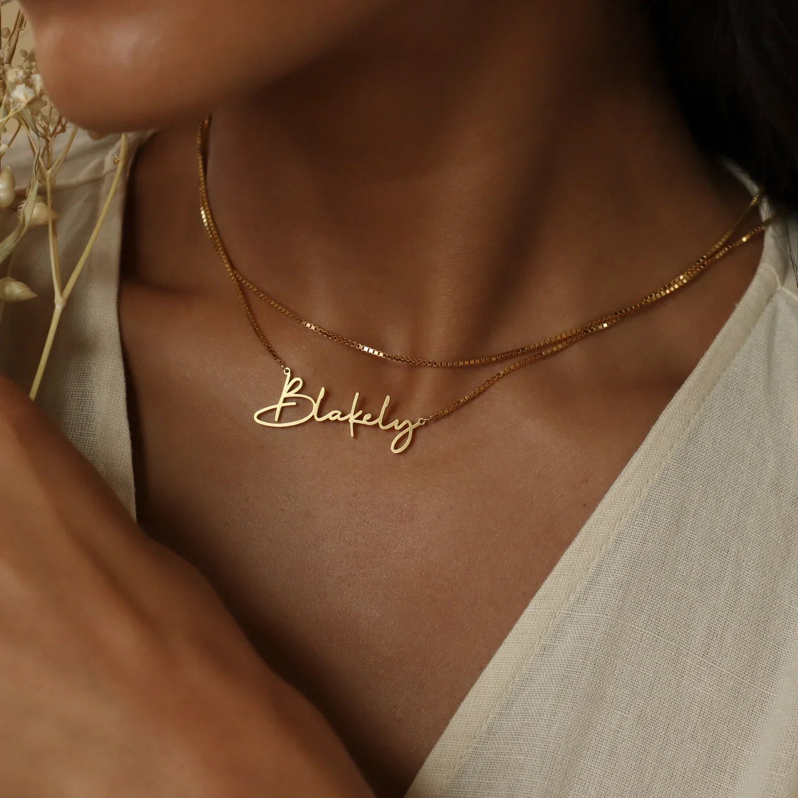 "Gepersonaliseerde handgeschreven naamketting in goud of zilver, sierlijk design, perfect cadeau voor elke gelegenheid."