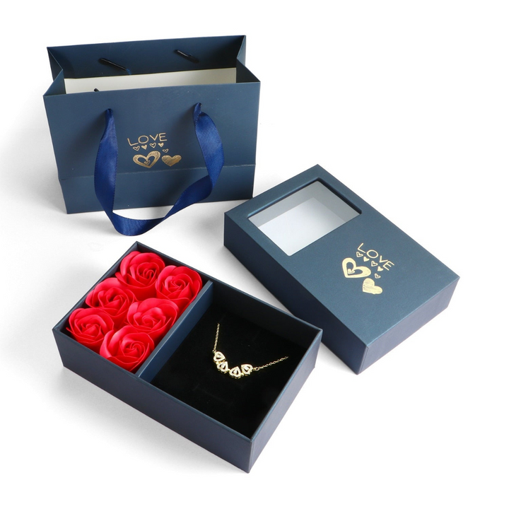 Close-up van schitterende zirconia stenen op een luxe dames vlinderhalsketting, voor een glamoureuze uitstraling.