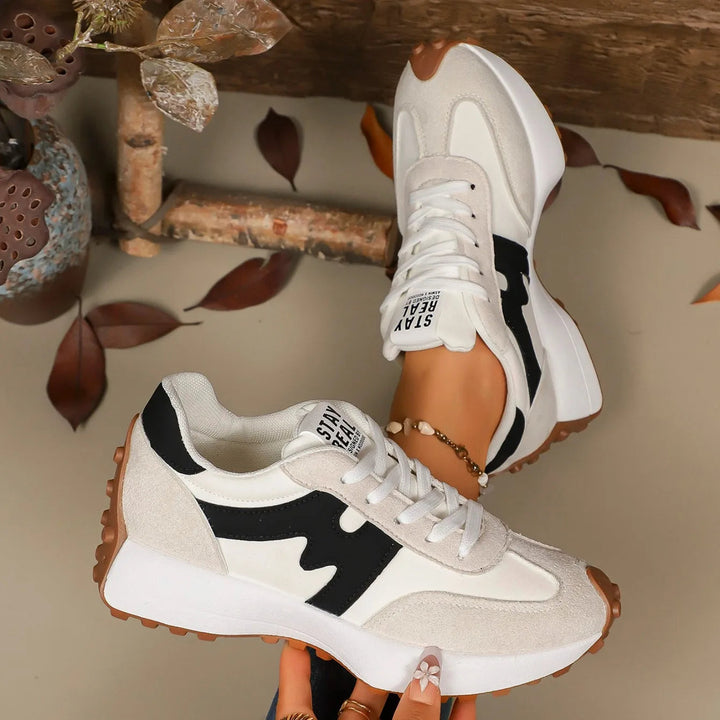 Dames platform sneakers met gestreepte look, trendy en comfortabel voor dagelijks gebruik.