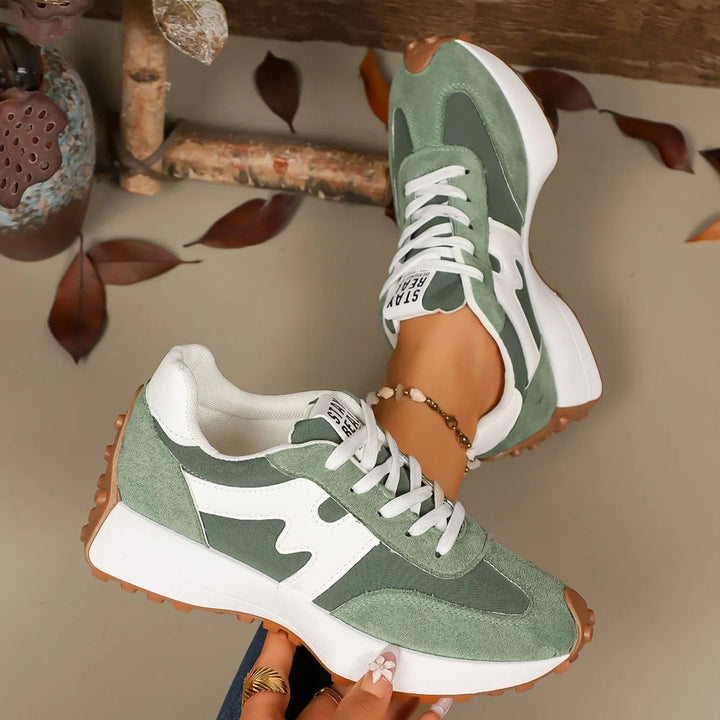 Zwarte dames platform sneakers met gestreepte details, stijlvol en comfortabel met veters.