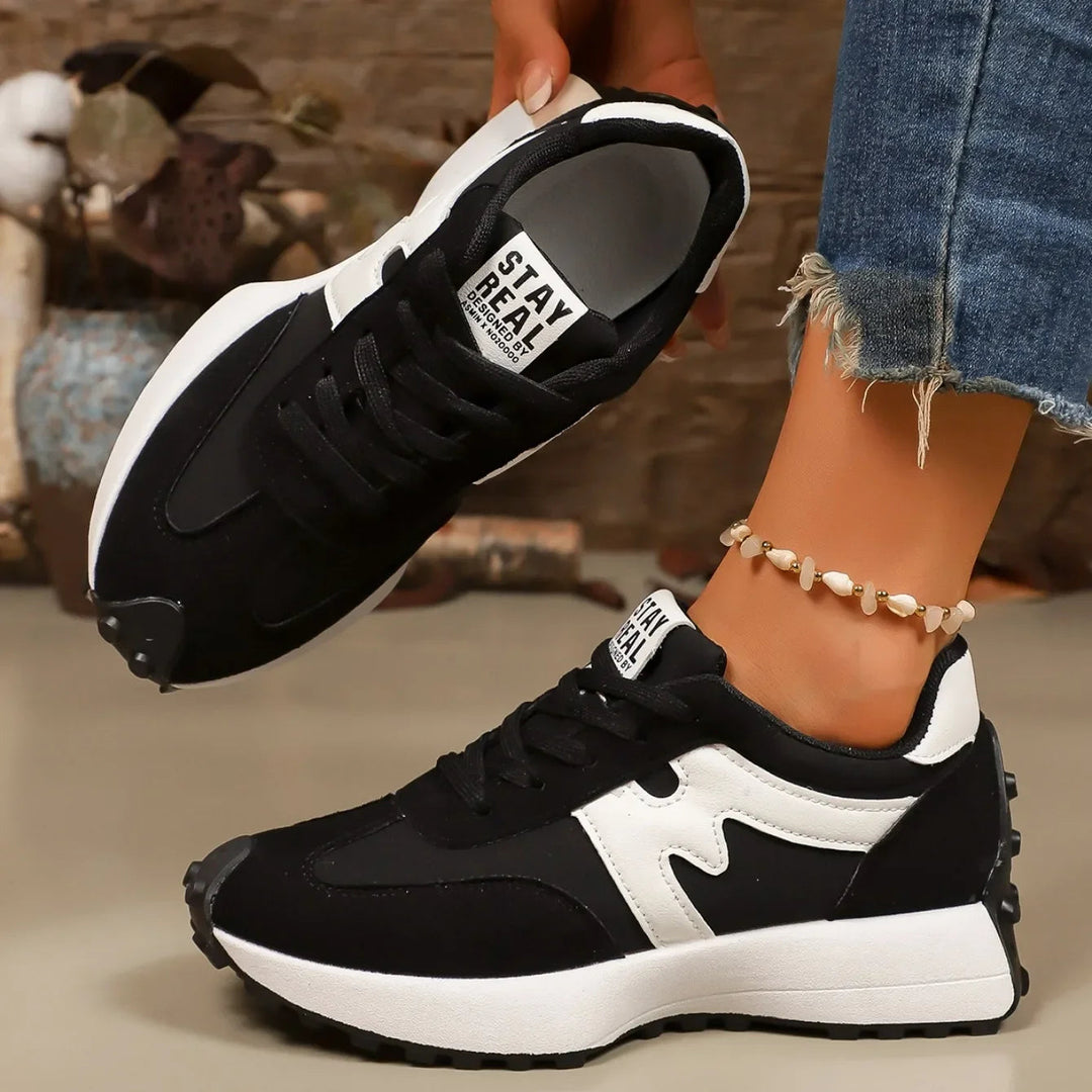 Witte dames platform sneakers met groene strepen, modieus en comfortabel voor casual outfits.