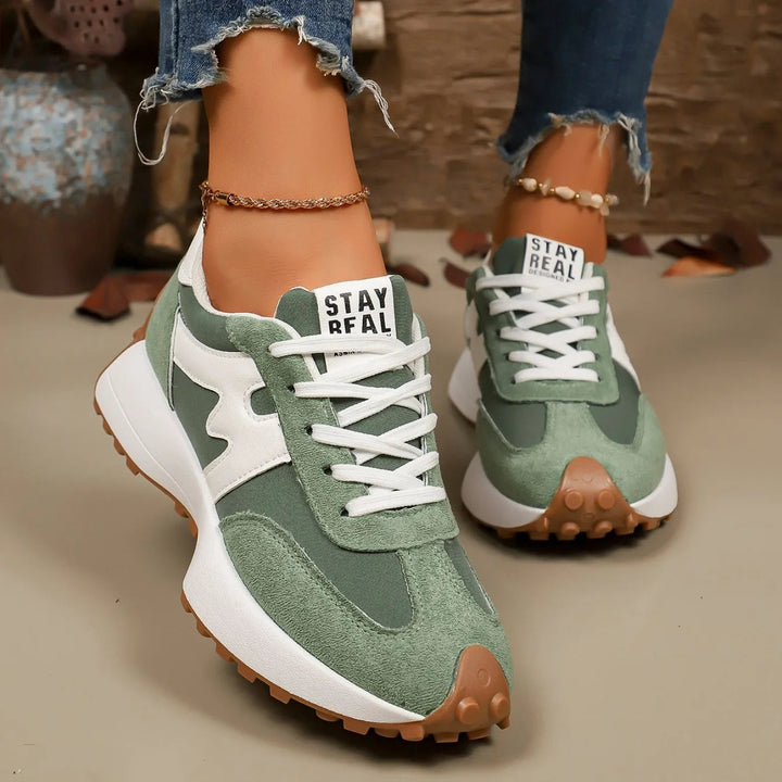 Trendy gestreepte dames platform sneakers, witte zool, veters voor modieuze en comfortabele pasvorm.