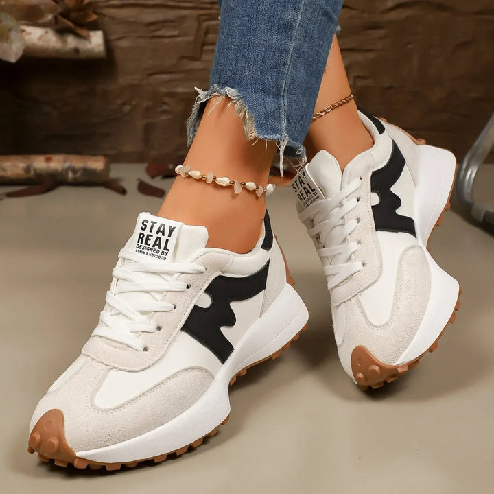 Modieuze dames platform sneakers met vetersluiting, gestreepte zijde, perfect voor een trendy look.