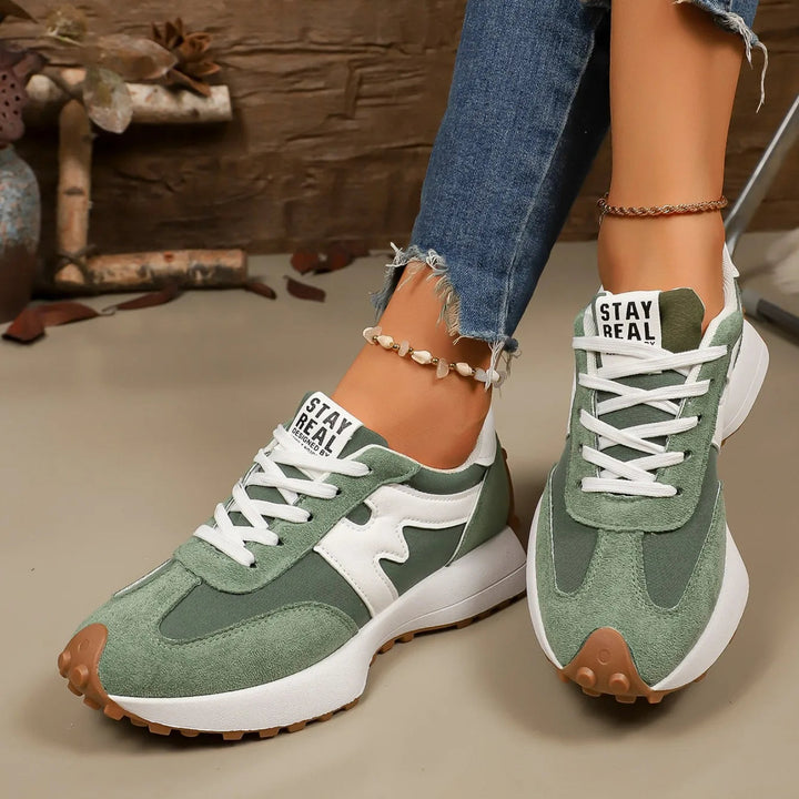 Stijlvolle dames platform sneakers met opvallende strepen, veters en comfortabele pasvorm.