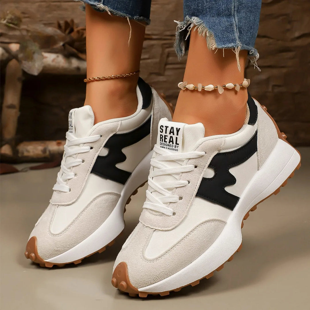 Gestreepte dames platform sneakers, comfortabel en trendy, ideaal voor dagelijkse casual wandelingen.
