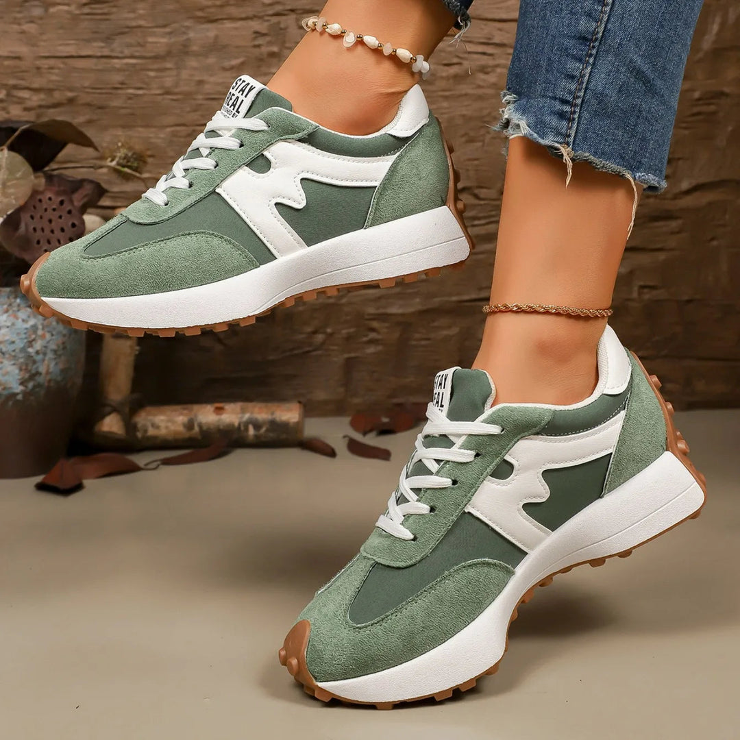 Groene en witte gestreepte dames platform sneakers, comfortabel en trendy voor casual kleding.