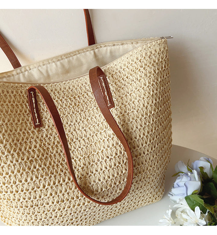 Bruin-witte unisex korbtas, geweven, met comfortabele handvatten; perfecte stijlvolle strandtas.