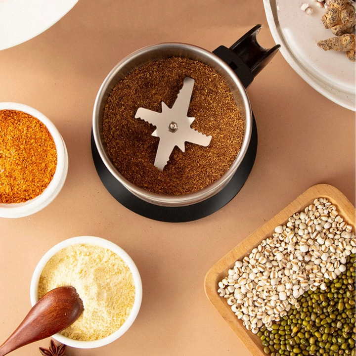 Krachtige elektrische voedselmolen met roestvrijstalen messen, perfect voor het malen van diverse ingrediënten.