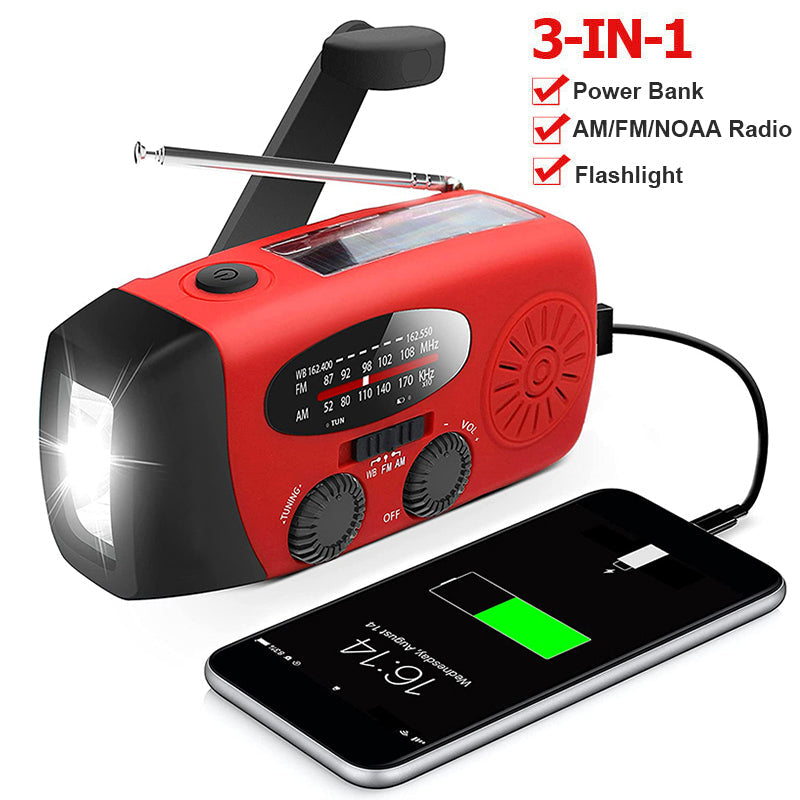 Compacte zwarte noodradio, toont zonnepaneel, handzwengel en zaklamp; multifunctioneel voor elke noodsituatie.