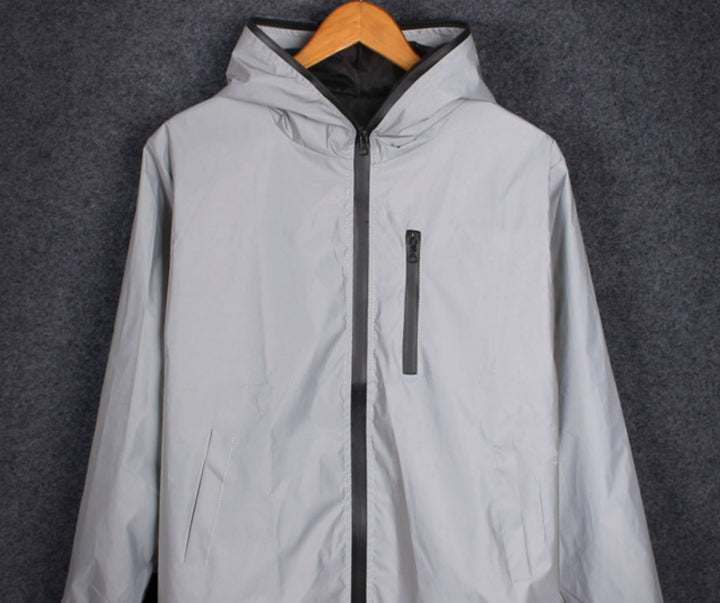 Grijs reflecterende heren windbreaker jas met rits, voor optimale zichtbaarheid en veiligheid bij sport en nacht.