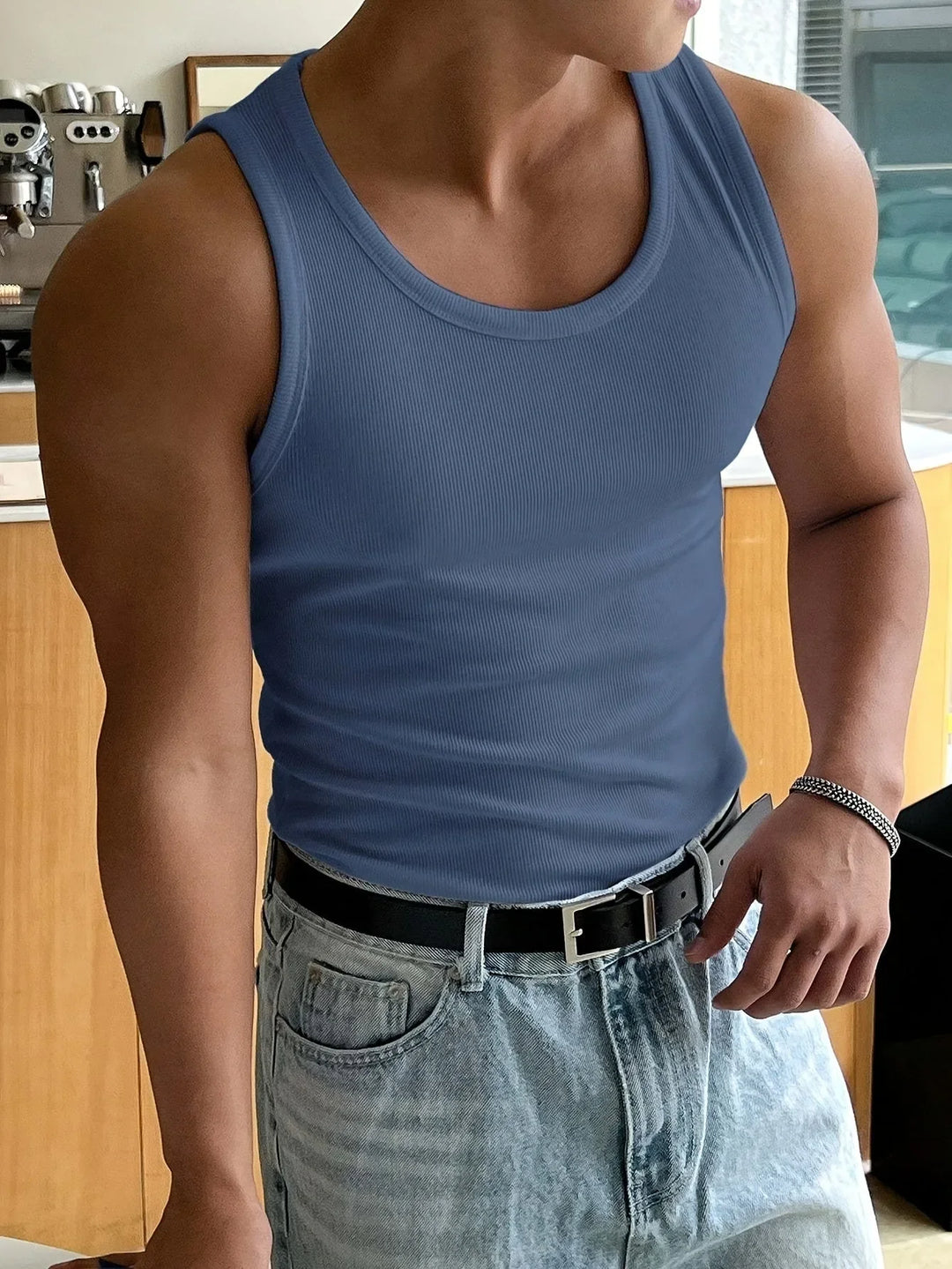 Blauwe heren slim fit tanktop, ronde hals, veelzijdig voor warme dagen en als modieuze singlet.