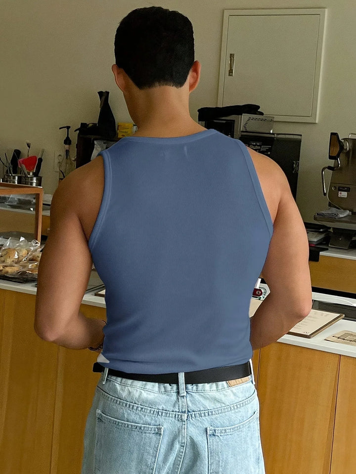 Casual heren tanktop slim fit, mouwloos, comfortabel en modieus voor zomerse outfits.