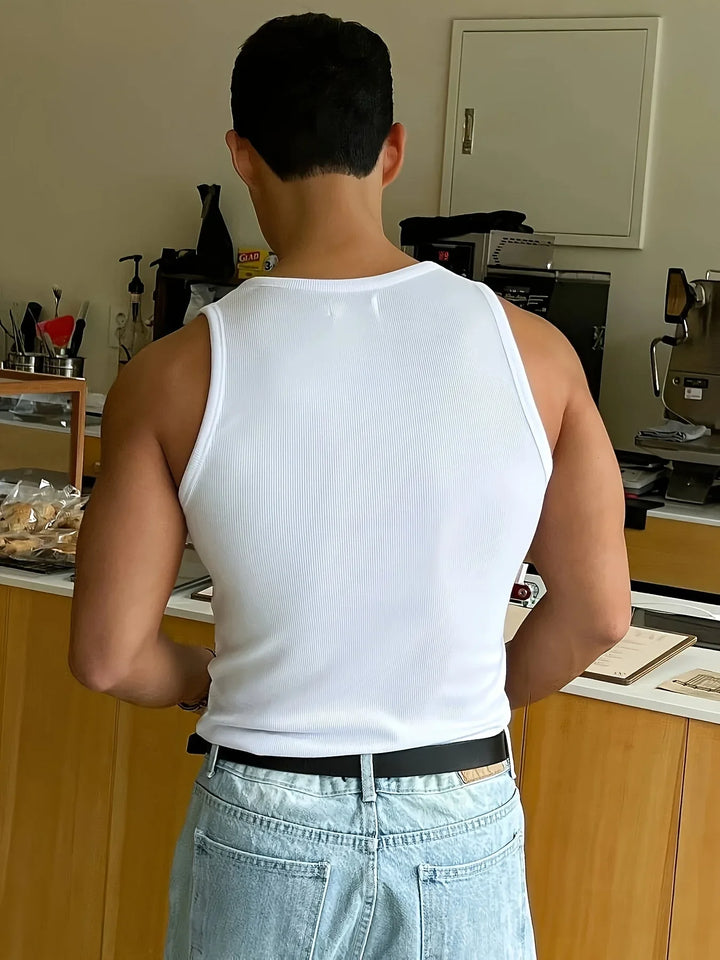 Zwarte heren tanktop met scoop-neck, slim fit model, perfect voor onderkleding of als zomerkleding.