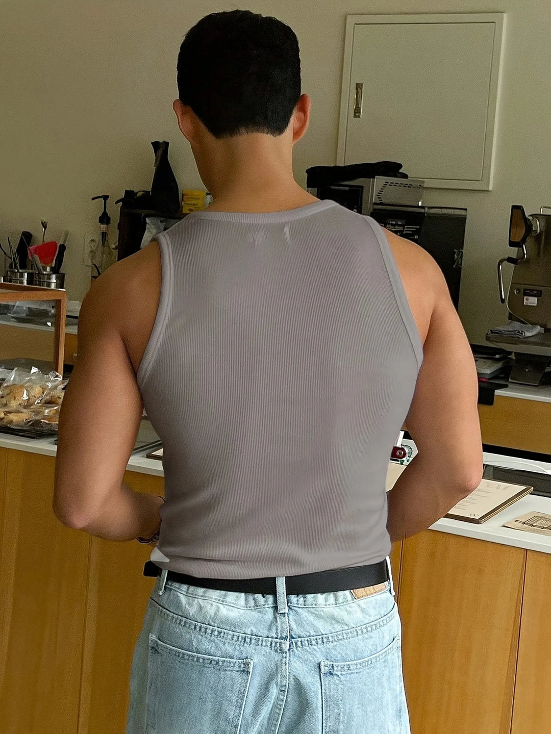 Stijlvolle heren slim fit tanktop, scoop-neck, perfecte zomerkleding voor een moderne look.