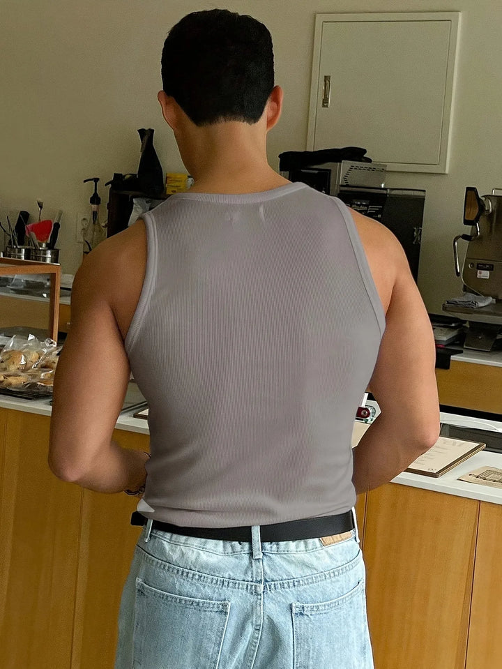 Stijlvolle heren slim fit tanktop, scoop-neck, perfecte zomerkleding voor een moderne look.