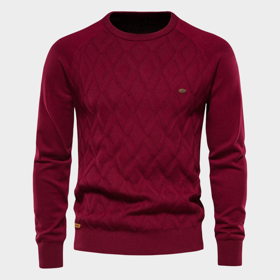 Man draagt comfortabele heren ronde hals trui met moderne pasvorm. Ideaal voor een casual, warme look.