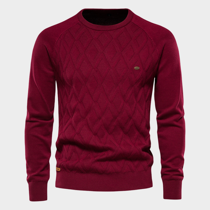 Man draagt comfortabele heren ronde hals trui met moderne pasvorm. Ideaal voor een casual, warme look.