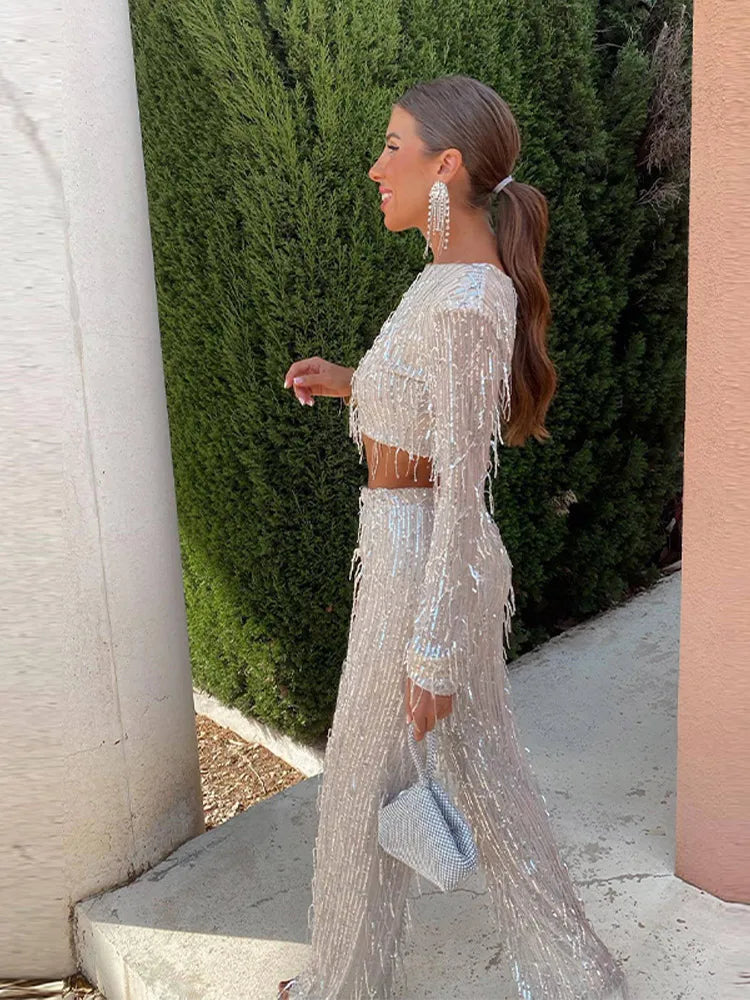 "Glamoureuze pailletten set met franjes, cropped top, wijde broek, sprankelend en perfect voor feestelijke gelegenheden."