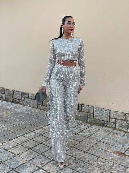 "Glamoureuze pailletten set met franjes, cropped top, wijde broek, sprankelend en perfect voor feestelijke gelegenheden."