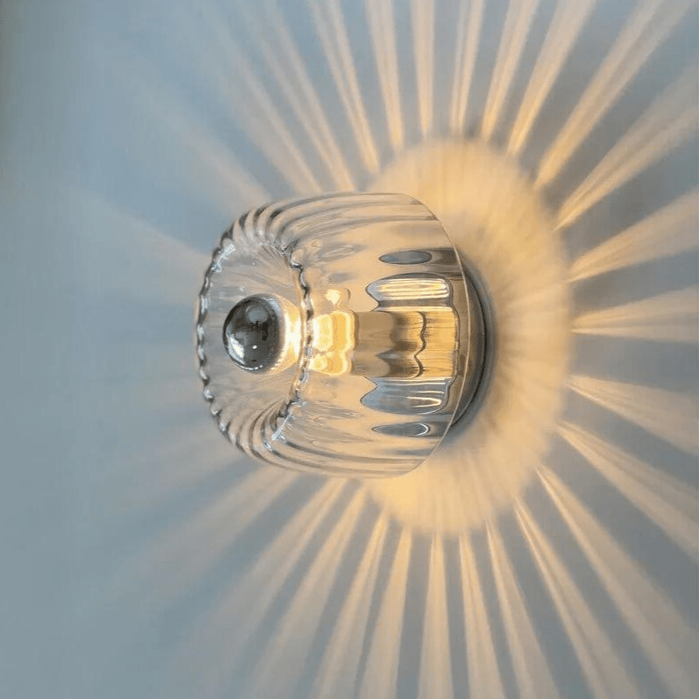 Scandinavische Bauhaus wandlamp: modern design, strakke glazen kap en metalen arm. Ideaal voor interieurverlichting.