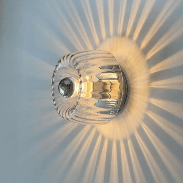 Scandinavische Bauhaus wandlamp: modern design, strakke glazen kap en metalen arm. Ideaal voor interieurverlichting.