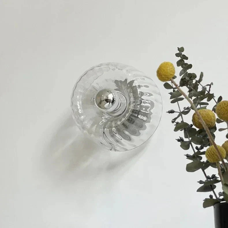 Stijlvolle wandlamp, Bauhaus geïnspireerd. Minimalistisch glas en metaal, creëert sfeerlicht in moderne interieurs.