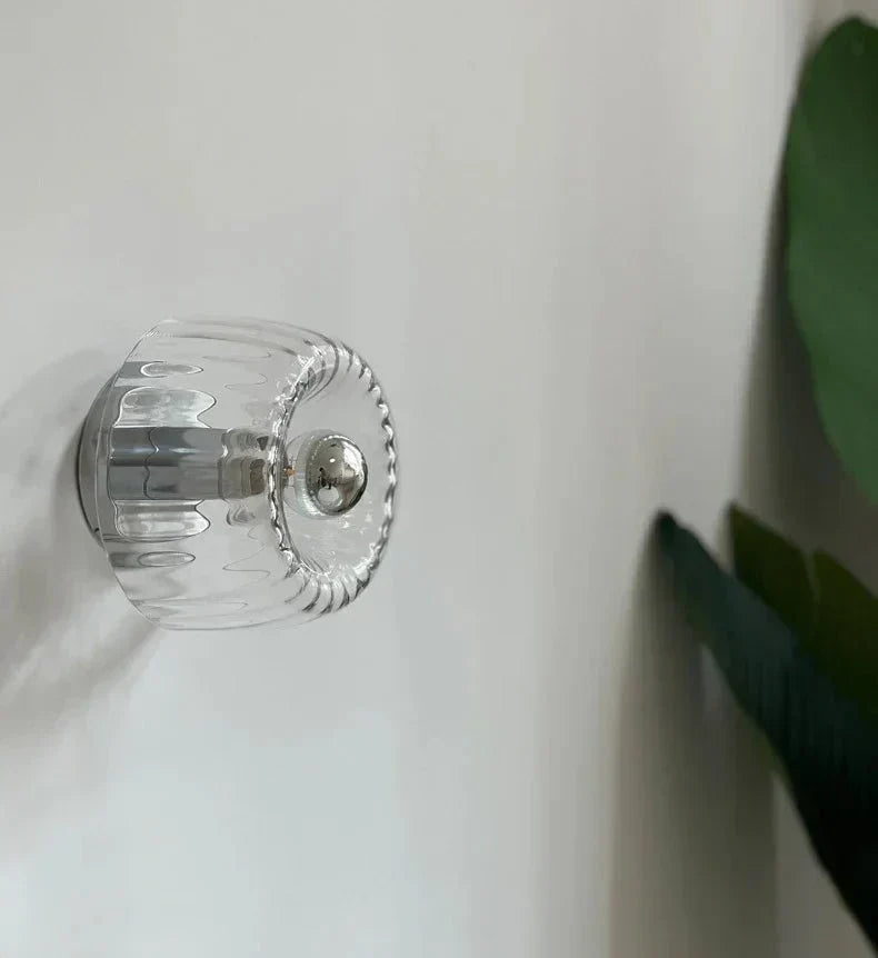 Wandlamp 'Nordic Glow': Bauhaus en Scandinavisch design. Glas en metaal, zorgt voor warme sfeer in elk interieur.