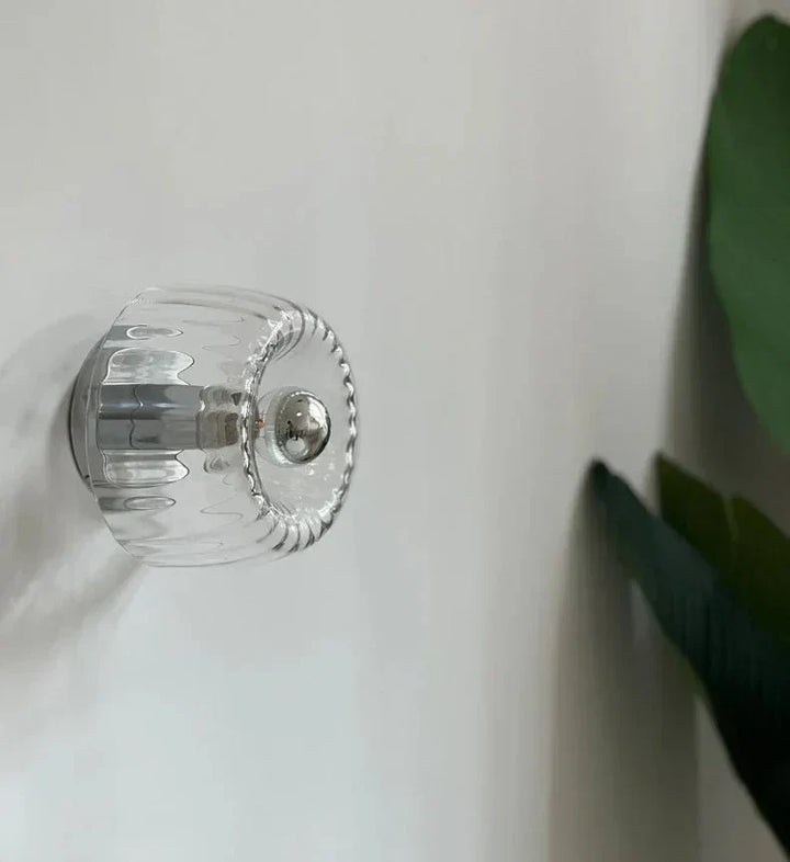 Wandlamp 'Nordic Glow': Bauhaus en Scandinavisch design. Glas en metaal, zorgt voor warme sfeer in elk interieur.