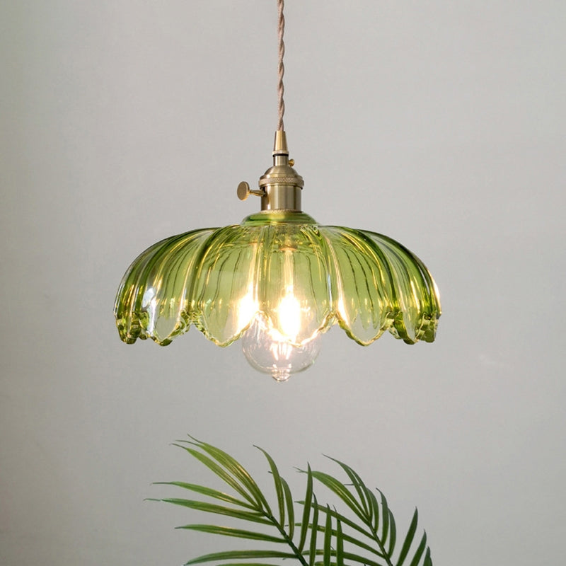 Decoratieve hanglamp, bellen design met groene en witte glazen elementen.