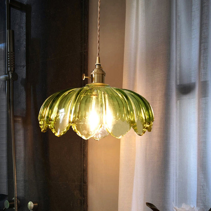 Koperen accenten bellen design hanglamp, moderne en elegante verlichting.