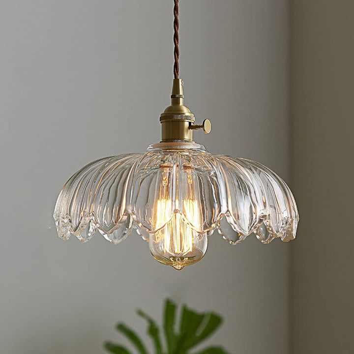 Decoratieve plafondlamp, bellen design met koperen en glazen elementen.