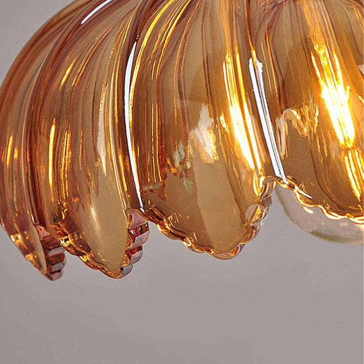 Amberkleurige bellen design hanglamp, koperen details, moderne eetkamerlamp.